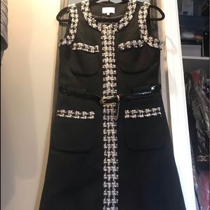 Beautiful dress full zip front. Chin belt.